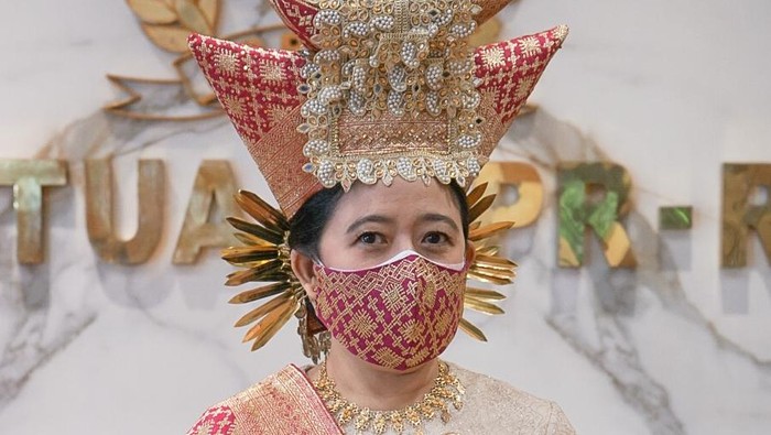 Ketua DPR Puan Maharani mengenakan baju adat Bundo Kanduang saat menghadiri upacara peringatan HUT ke-76 RI di Istana Merdeka.