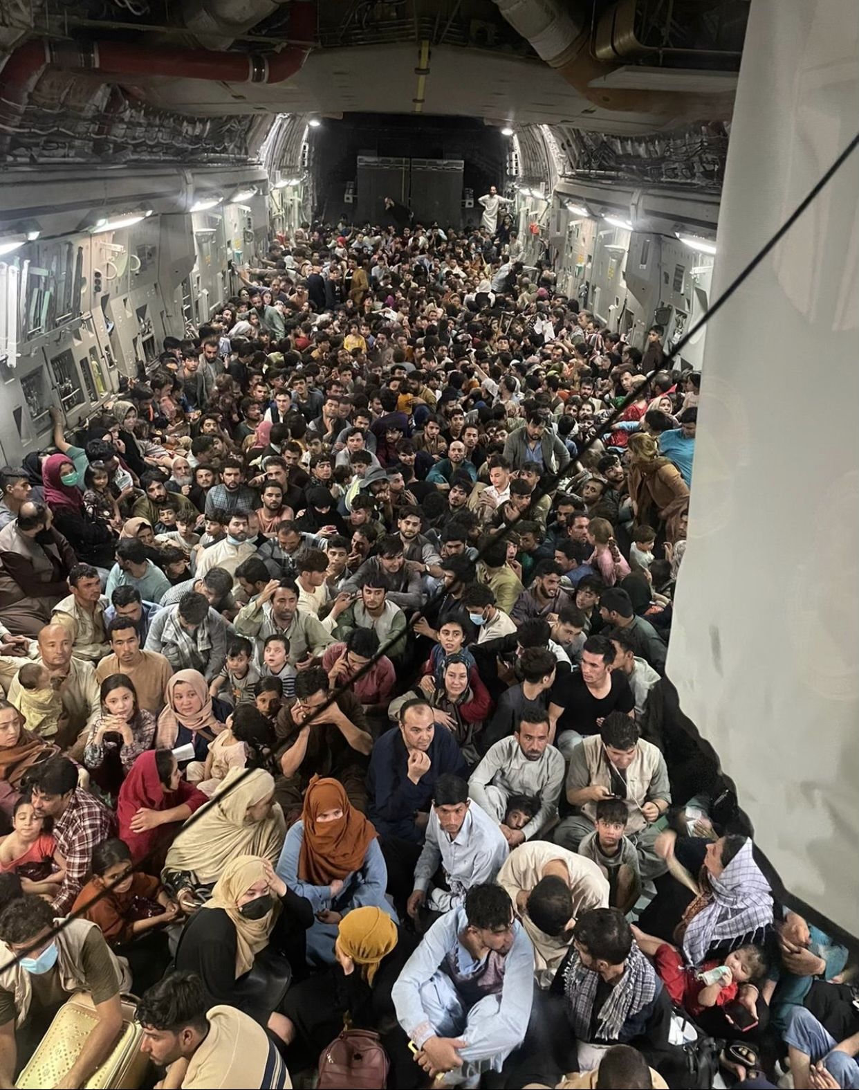 Ratusan warga Afghanistan berdesakan di dalam pesawat militer AS yang mengevakuasi mereka dari Kabul (Twitter/@DefenseOne)