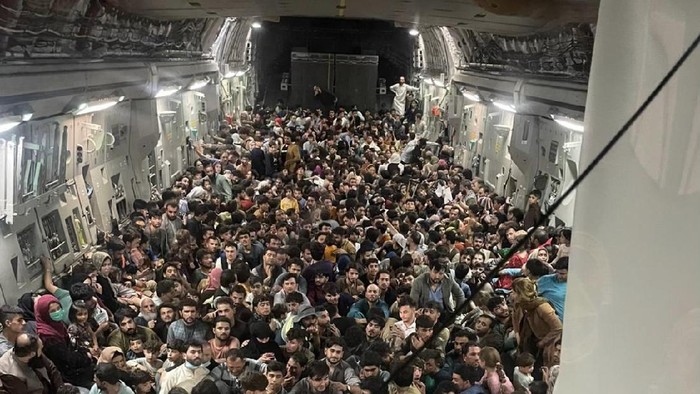 Ratusan warga Afghanistan berdesakan di dalam pesawat militer AS yang mengevakuasi mereka dari Kabul (Twitter/@DefenseOne)