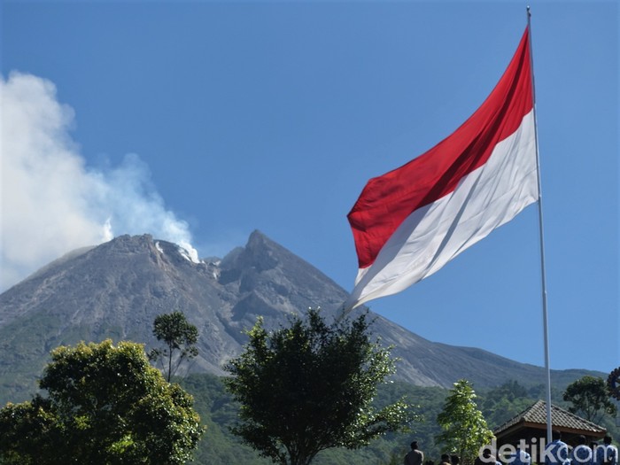 Bendera Merah Putih berukuran raksasa berkibar dengan latar belakang puncak Gunung Merapi. Bendera itu dikibarkan di sana dalam rangka peringati HUT ke-76 RI.