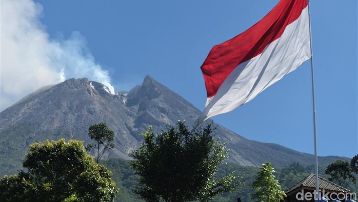 Bendera Merah Putih berukuran raksasa berkibar dengan latar belakang puncak Gunung Merapi. Bendera itu dikibarkan di sana dalam rangka peringati HUT ke-76 RI.