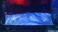 Penyelam mengibarkan bendera merah putih berukuran besar saat upacara kemerdekaan RI di Aquarium Jakarta & Safari, Jakarta, Selasa (27/8/2021).