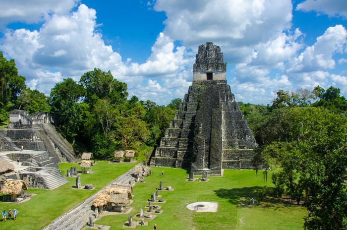 Reruntuhan suku Maya di Kota Tikal Reruntuhan suku Maya di Kota Tikal