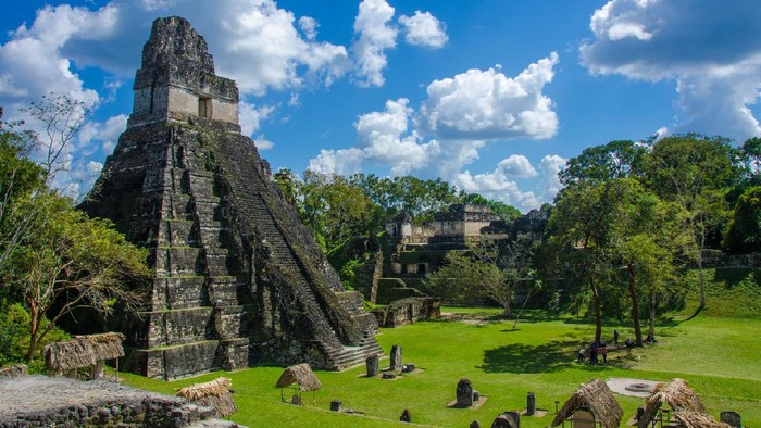 Reruntuhan suku Maya di Kota Tikal