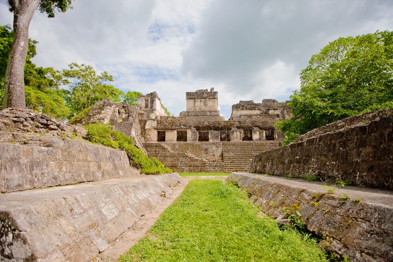 Reruntuhan suku Maya di Kota Tikal