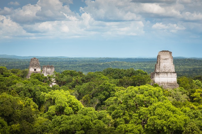 Reruntuhan suku Maya di Kota Tikal