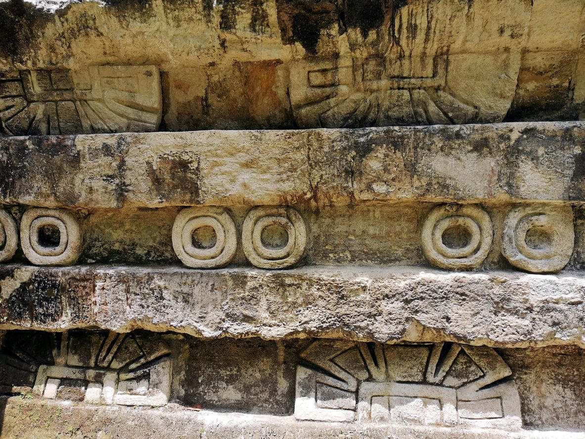 Reruntuhan suku Maya di Kota Tikal