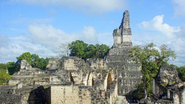 Reruntuhan suku Maya di Kota Tikal