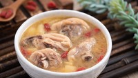 Sup ayam bawang Taiwan ini bisa jadi pilihan kalau ingin sup yang bening sederhana. Bumbu bawangnya bikin sup ini makin enak dihirup hangat. Resepnya bisa kamu lihat di sini. Foto: iStock