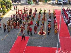 Nakes RSI Siti Hajar Sidoarjo Gelar Upacara HUT RI dengan Kenakan Pakaian Adat