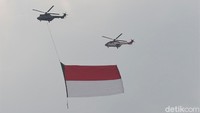 Bendera Merah Putih berukuran raskasa itu tampak melintas di atas Monumen Nasional (Monas).  