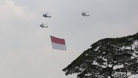 Penampakan bendera Merah Putih yang menghiasi langit Jakarta.