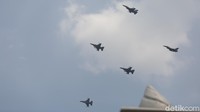 Aksi pesawat tempur dan helikopter itu pun menarik perhatian masyarakat di ibu kota.