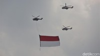 Pesawat tempur dan helikopter membawa bendera Merah Putih raksasa menghiasi langit Ibu Kota Jakarta, Selasa (17/8/2021).