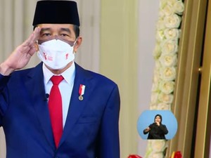 Jokowi Pimpin Upacara Penurunan Bendera Merah-Putih di Istana Merdeka