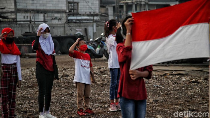 Semangat Anak Pesisir Utara Jakarta Upacara HUT ke-76 RI Sejumlah siswa-siswi Kelas Jurnalis Cilik mengikut Upacara 17 Agustus di kawasan Bengkel Belah Kapal, Cilincing, Jakarta Utara, Selasa (17/8). Mereka tampak semangat dan antusias loh di tengah keterbatasan.