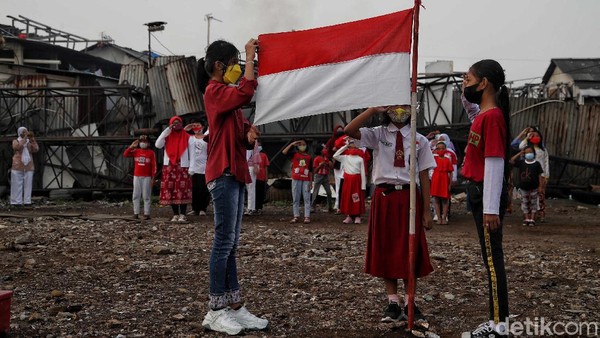 Semangat Anak di Pesisir Utara Jakarta Gelar Upacara HUT ke-76 RI