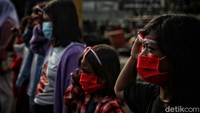 Para peserta upacara juga menerapkan protokol kesehatan seperti memakai masker.