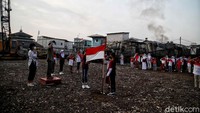 Bendera merah putih itu dikibarkan dengan tongkat kayu di area bengkel belah kapal. Selain itu para peserta upacara juga mengenakan kostum bertemakan merah putih.
