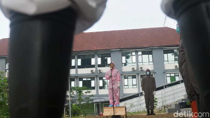 Puluhan tenaga medis di RSI Banjarnegara laksanakan upacara HUT RI. Digelar di tengah pandemi para tenaga medis kenakan APD saat laksanakan upacara.