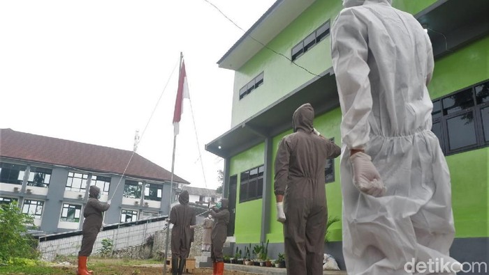 Puluhan tenaga medis di RSI Banjarnegara laksanakan upacara HUT RI. Digelar di tengah pandemi para tenaga medis kenakan APD saat laksanakan upacara.