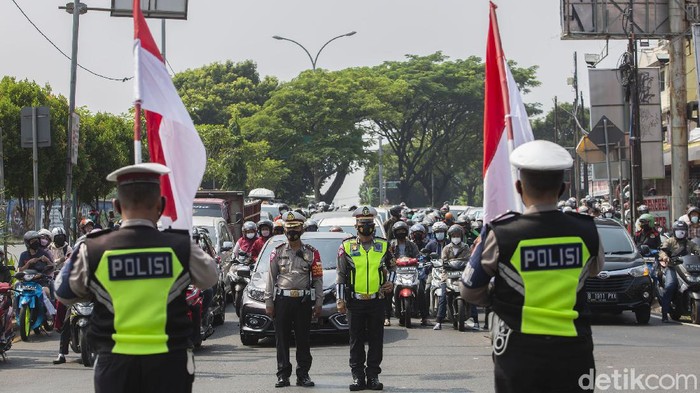 Sikap Sempurna-Nyanyi Indonesia Raya, Warga Depok Antusias Rayakan HUT RI Semarak perayaan Hari Kemerdekaan Indonesia terasa di Depok. Warga turun dari kendaraan untuk lakukan sikap sempurna saat detik-detik Proklamasi Kemerdekaan RI.