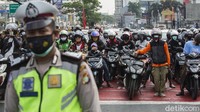 Sebelumnya petugas memberhentikan sementara para pengendara yang akan melintas. Petugas Kepolisian pun membentangkan bendera Merah Putih tepat di perempatan jalan Margonda, Depok.