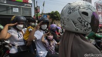 Para pengendara tampak antusias untuk menyanyikan lagu Indonesia Raya dan memberi hormat.  