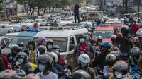 Kendaraan yang melintas di di jalan raya wajib berhenti dan mematikan mesin sejenak saat pembacaan Proklamasi dalam rangka HUT ke-76 Republik Indonesia.