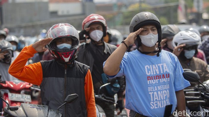 Semarak perayaan Hari Kemerdekaan Indonesia terasa di Depok. Warga turun dari kendaraan untuk lakukan sikap sempurna saat detik-detik Proklamasi Kemerdekaan RI.