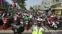 Sejumlah pengendara berhenti sejenak di Jalan Margonda, Depok, Selasa (17/8/2021). Ada Satria Baja Hitam dan pak Polisi juga loh.