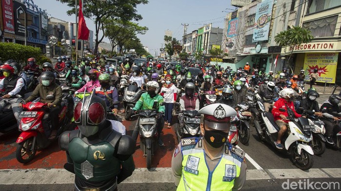 Sikap Sempurna-Nyanyi Indonesia Raya, Warga Depok Antusias Rayakan HUT RI Semarak perayaan Hari Kemerdekaan Indonesia terasa di Depok. Warga turun dari kendaraan untuk lakukan sikap sempurna saat detik-detik Proklamasi Kemerdekaan RI.