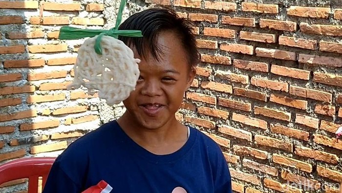 Suka Cita Penyandang Disabilitas di Pekalongan Rayakan HUT Ke-76 RI Keterbatasan tak halangi para penyandang disabilitas di Pekalongan untuk peringati HUT ke-76 RI. Selain gelar upacara bendera, mereka juga adakan lomba 17-an.