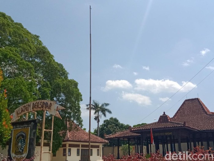 tiang tanpa bendera monumen juang 45 klaten saat hut kemerdekaan