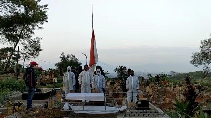 Tim pikul jenazah di TPU Cikadut Bandung kibarkan bendera setengah tiang.