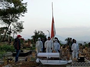 HUT ke-76 RI, Tim Pikul Jenazah TPU Cikadut Kibarkan Bendera Setengah Tiang