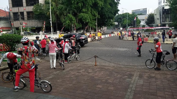 Para pesepeda berfoto bersama di depan gerbang Tugu Proklamasi, Menteng, Jakpus, Selasa (17/8/2021).