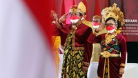 Direktur Utama Bank BTN Haru Koesmahargyo bersama jajaran Direksi dan Komisaris saat mengikuti Upacara HUT Kemerdekaan RI ke-76 di Istana Negara, Jakarta, secara virtual, Selasa (17/8). 
