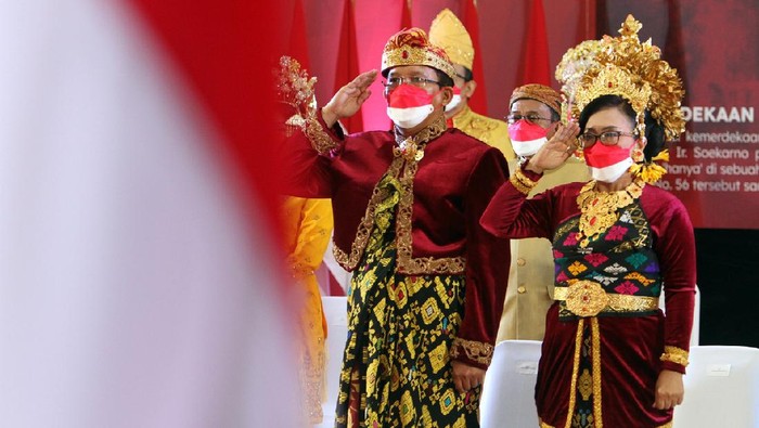 Tumbuhkan Nasionalisme dengan Berbusana Daerah Direktur Utama Bank BTN Haru Koesmahargyo bersama jajaran Direksi dan Komisaris saat mengikuti Upacara HUT Kemerdekaan RI ke-76 di Istana Negara, Jakarta, secara virtual, Selasa (17/8). Direksi, Komisaris dan seluruh pejabat Bank BTN termasuk kepala divisi, kepala kanwil dan kepala cabang di seluruh Indonesia kompak mengenakan baju adat atau daerah sebagai cerminan cinta tanah air dan bangsa. Dalam memeriahkan HUT Kemerdekaan RI ke-76, Bank BTN menggelar sejumlah lomba seperti dekorasi, kolase foto dan podcast, selain kegiatan rutin tahunan dengan memberikan penghargaan Karya Purna Bhakti kepada karyawan yang telah memasuki masa pensiun.