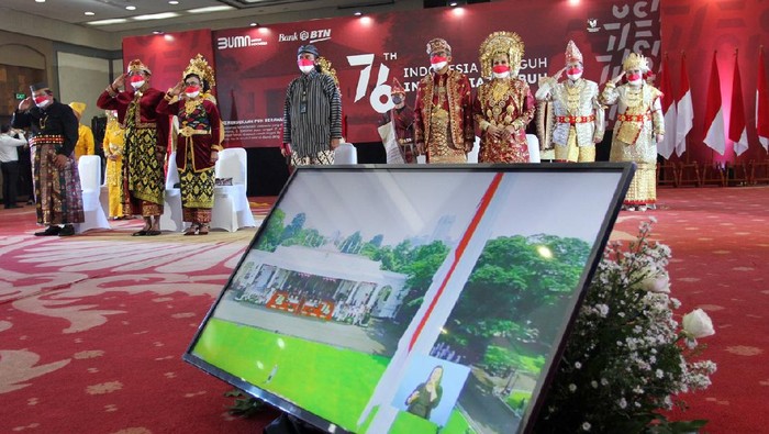 Tumbuhkan Nasionalisme dengan Berbusana Daerah Direktur Utama Bank BTN Haru Koesmahargyo bersama jajaran Direksi dan Komisaris saat mengikuti Upacara HUT Kemerdekaan RI ke-76 di Istana Negara, Jakarta, secara virtual, Selasa (17/8). Direksi, Komisaris dan seluruh pejabat Bank BTN termasuk kepala divisi, kepala kanwil dan kepala cabang di seluruh Indonesia kompak mengenakan baju adat atau daerah sebagai cerminan cinta tanah air dan bangsa. Dalam memeriahkan HUT Kemerdekaan RI ke-76, Bank BTN menggelar sejumlah lomba seperti dekorasi, kolase foto dan podcast, selain kegiatan rutin tahunan dengan memberikan penghargaan Karya Purna Bhakti kepada karyawan yang telah memasuki masa pensiun.