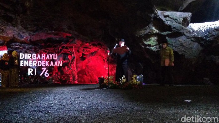 Upacara di dalam Goa Lava Purbalingga
