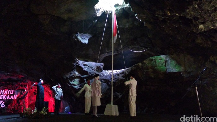 Upacara di dalam Goa Lava Purbalingga