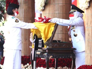 Upacara HUT ke-76 RI di Gedung Grahadi Berlangsung Khidmat dengan Prokes Ketat