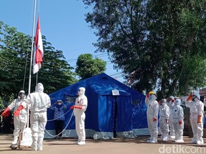 Pakai APD Lengkap, Tim Kubur Jenazah COVID Klaten Gelar Upacara HUT RI