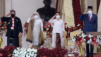 Presiden Joko Widodo (kanan) selaku inspektur upacara memberikan hormat dalam upacara Penurunan Bendera Merah Putih dalam rangka HUT ke-76 Kemerdekaan RI di Istana Merdeka, Jakarta, Selasa (17/8/2021).