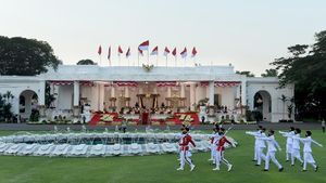 Melihat Prosesi Penurunan Bendera Merah Putih di Istana Merdeka