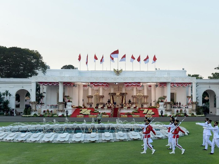 Pasukan Pengibar Bendera Pusaka menurunkan bendera Merah Putih saat upacara Penurunan Bendera Merah Putih dalam rangka HUT ke-76 Kemerdekaan RI di Istana Merdeka, Jakarta, Selasa (17/8/2021). ANTARA FOTO/Biro Pers Setpres/Muchlis Jr/sgd/aww.