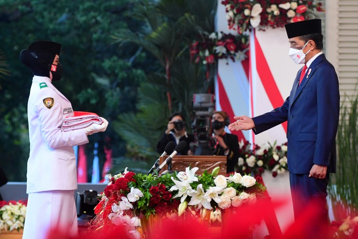 UPACARA PENURUNAN BENDERA MERAH PUTIH Pasukan Pengibar Bendera Pusaka menurunkan bendera Merah Putih saat upacara Penurunan Bendera Merah Putih dalam rangka HUT ke-76 Kemerdekaan RI di Istana Merdeka, Jakarta, Selasa (17/8/2021). ANTARA FOTO/Biro Pers Setpres/Muchlis Jr/sgd/aww.