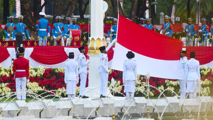 Pasukan Pengibar Bendera Pusaka menurunkan bendera Merah Putih saat upacara Penurunan Bendera Merah Putih dalam rangka HUT ke-76 Kemerdekaan RI di Istana Merdeka, Jakarta, Selasa (17/8/2021). ANTARA FOTO/Biro Pers Setpres/Muchlis Jr/sgd/aww.