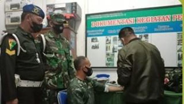 Video seorang oknum anggota TNI menendang kepala seorang pria agar tetap di dekat knalpot sepeda motor viral di medsos (Screenshot video viral) Video seorang oknum anggota TNI menendang kepala seorang pria agar tetap di dekat knalpot sepeda motor viral di medsos (Screenshot video viral)